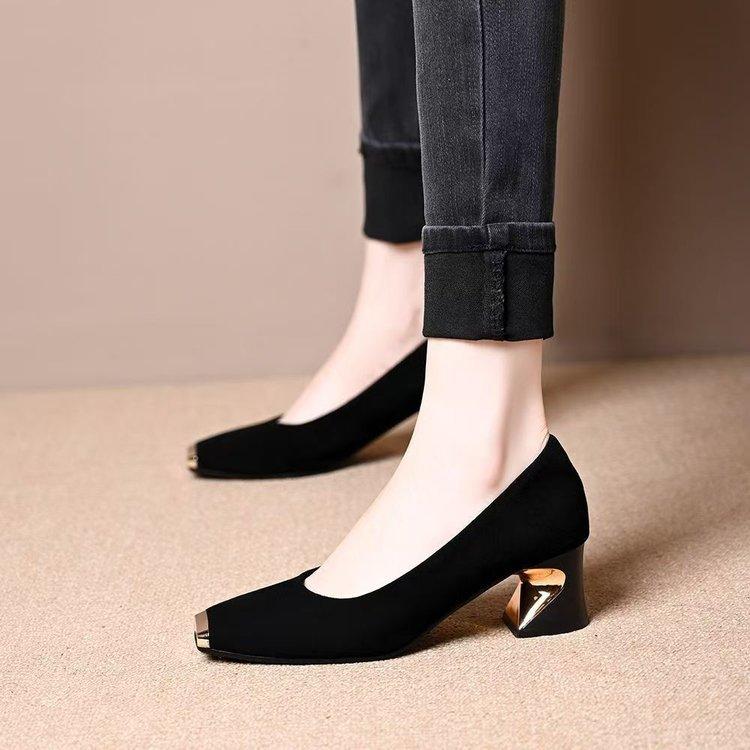 High Heels Women's 2025 Summer New French Retro Metal Head Shallow Mouth Temperament Commuting Medium Thick Heel Square Head Single Shoes