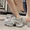 Женские кроссовки на толстой подошве, лето 2025, новые универсальные дышащие сетчатые кроссовки, легкие и увеличивающие рост, повседневные маленькие белые туфли