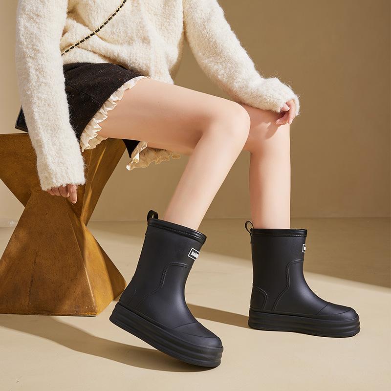 Новые женские дождевики средней высоты, модные повседневные резиновые сапоги на толстой подошве, верхняя одежда, теплая и износостойкая пляжная обувь для отдыха на воде