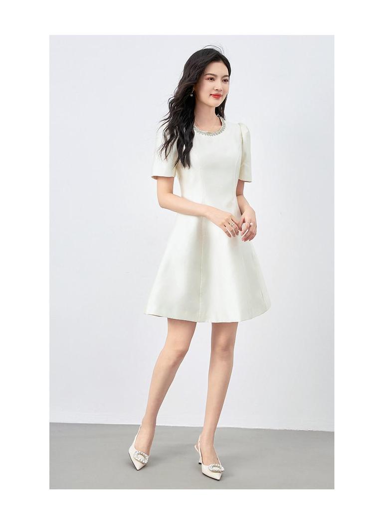 Платье-мини с шипами и бриллиантами, приталенное, для светской львицы