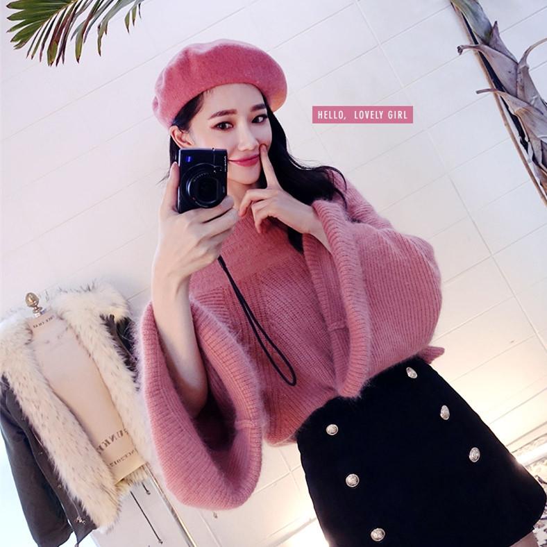 Женский свитер с широкими рукавами и открытыми плечами