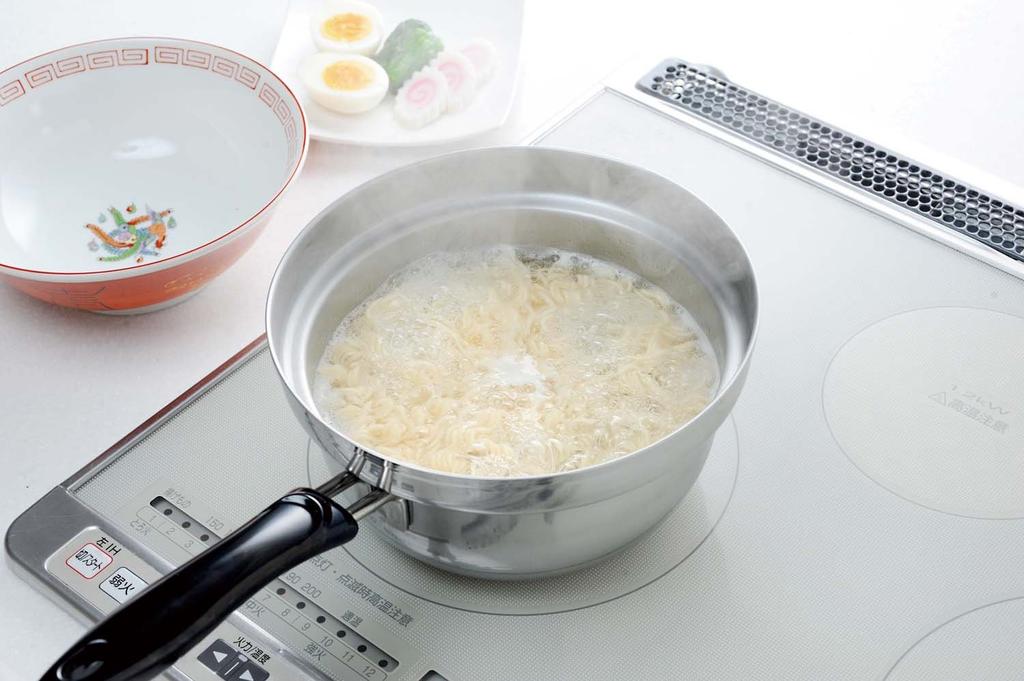 Эрнест в 18-сантиметровом индукционном совместимом сотейнике Юкихира из нержавеющей стали, любимый бренд крупных ресторанов [Сделано в Японии] (Устойчивый к переливу),