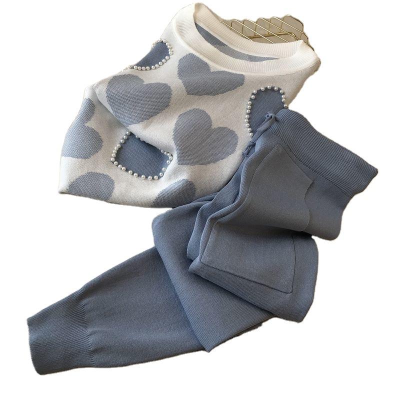 Модный женский трикотажный костюм с принтом сердец : свитер с коротким рукавом и брюки на шнурке в поясе