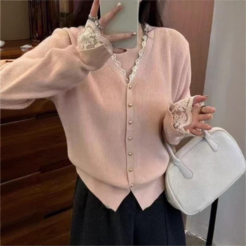 Женский корейский вязаный кардиган с кружевом в стиле пэчворк с V-образным вырезом: Новый свободный крой для осени/зимы 2025 - Универсальный свитер-пальто для ношения под верхней одеждой