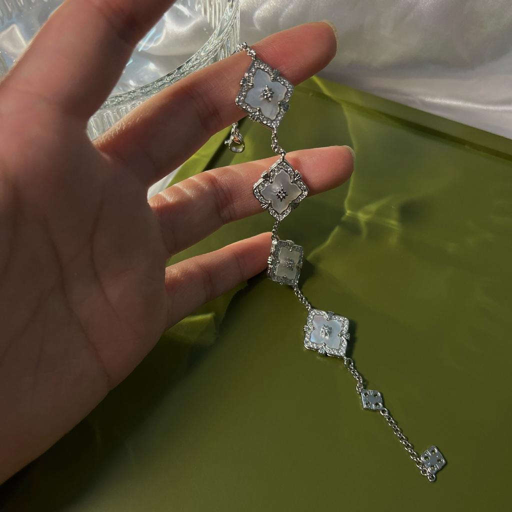 Решетки на окна Бучи Четырехлистный клевер Натуральный белый Перламутровое ожерелье и браслет Набор Легкая роскошь Холодный ветер Прямой эфир Специальный