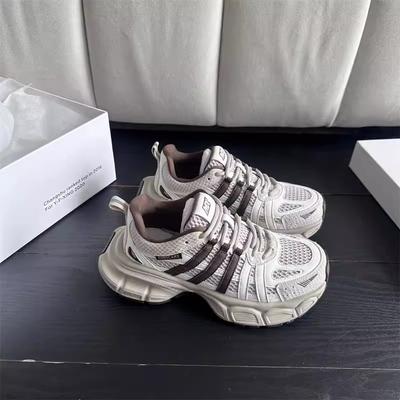 Популярные кроссовки папы женские 2025 новая весна и лето толстая подошва увеличивает рост универсальные маленькие белые беговые дышащие сетчатые кроссовки женские