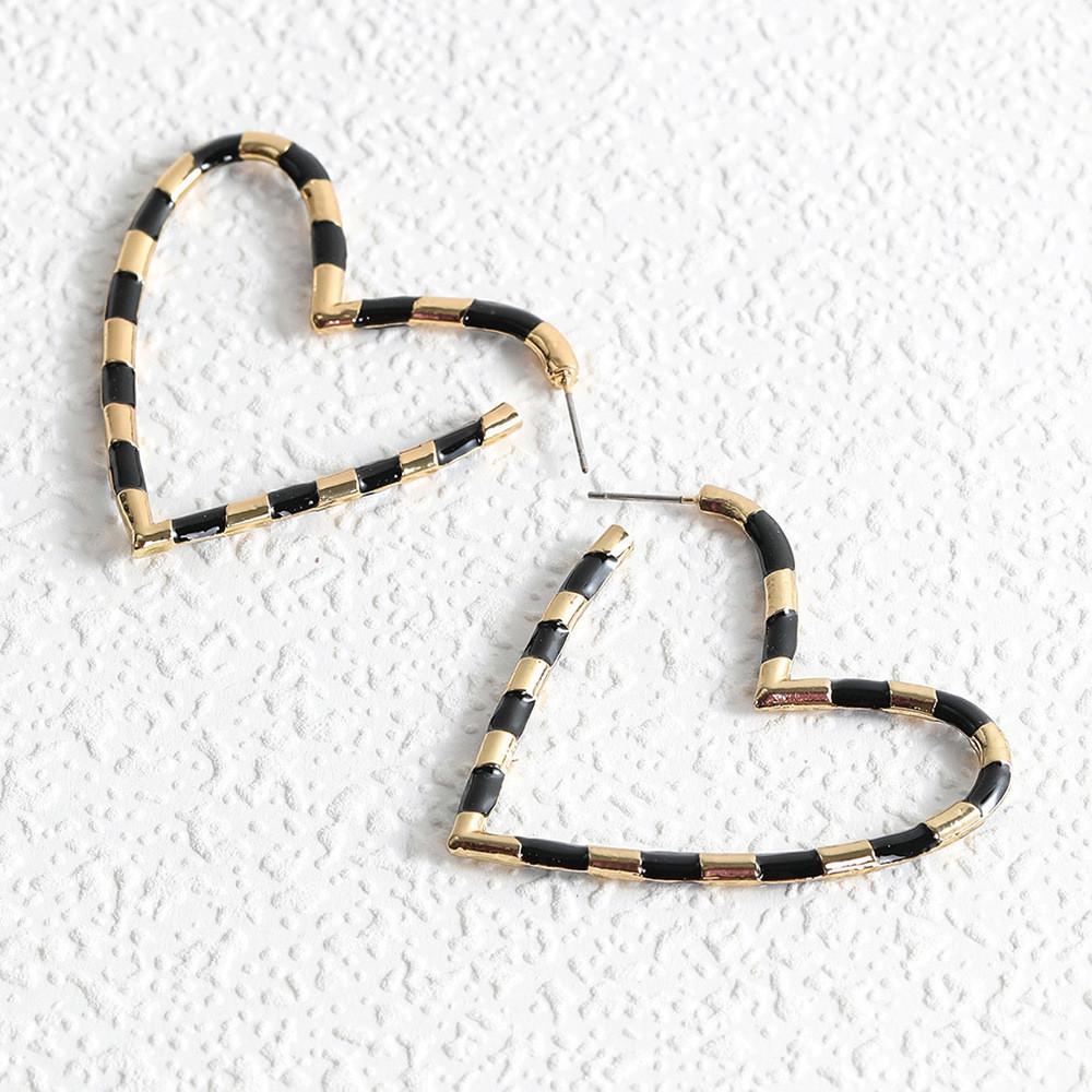 And European Trendy American Style Creative Heart Hoop Earrings Material Alloy