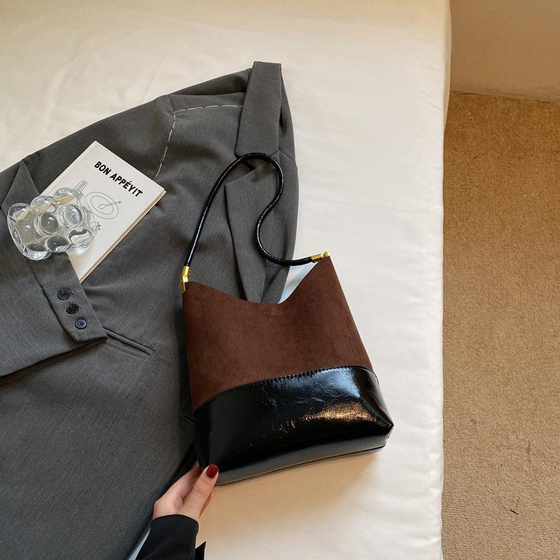 Матовая ретро сумка женская большой вместимости 2025 новая осень и зима универсальная повседневная на плечо подмышку сумка для работы и поездок