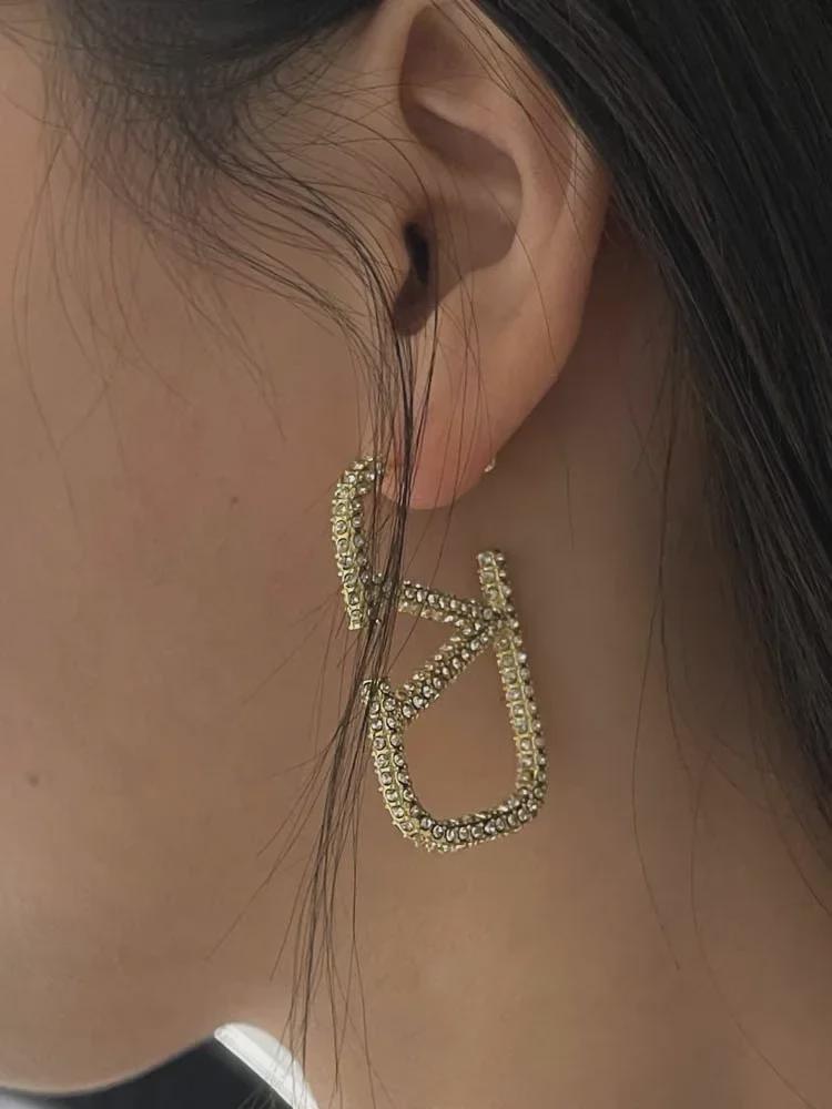 Роскошные серьги с бриллиантами в форме буквы V: Модный, стильный и милый индивидуальный дизайн