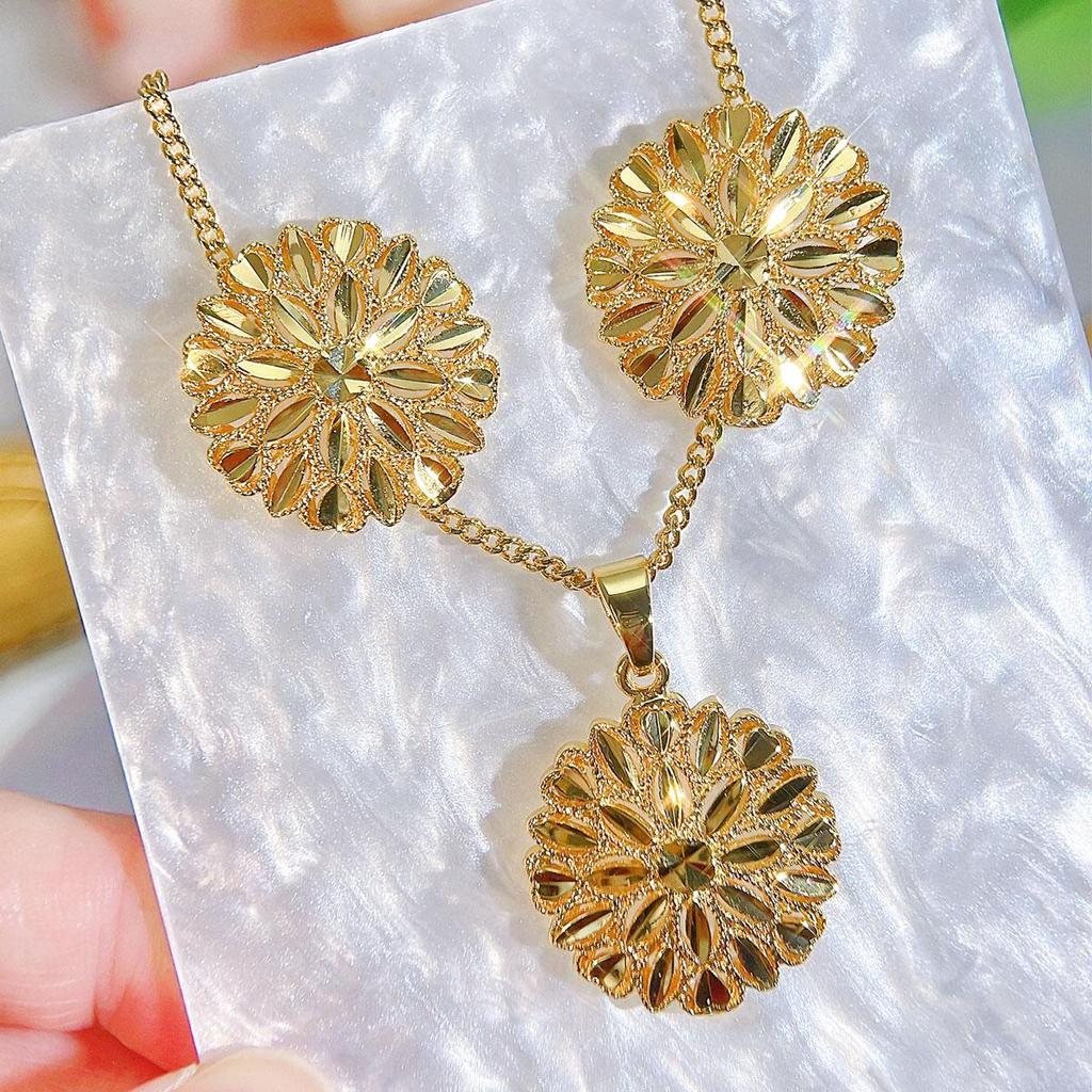 CMM Two-Piece Set Of Luxurious Golden Round Circle Carved Pendant Necklace Earrings Women's Party Jewelry Accessories