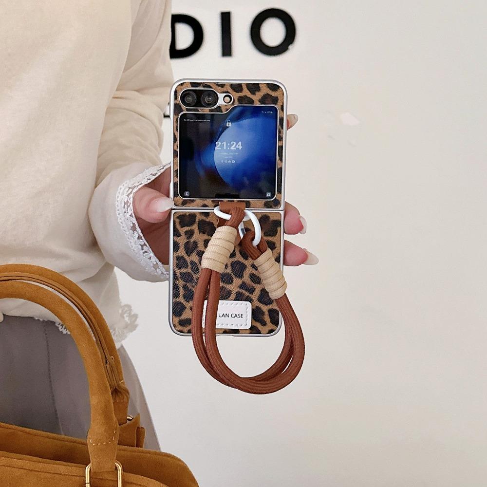 Кожаный чехол с леопардовым принтом для телефона Samsung Galaxy Z Flip 6 5 4 3 Flip6 Flip5 Flip4 Flip3 5G с защитной крышкой и ремешком на запястье