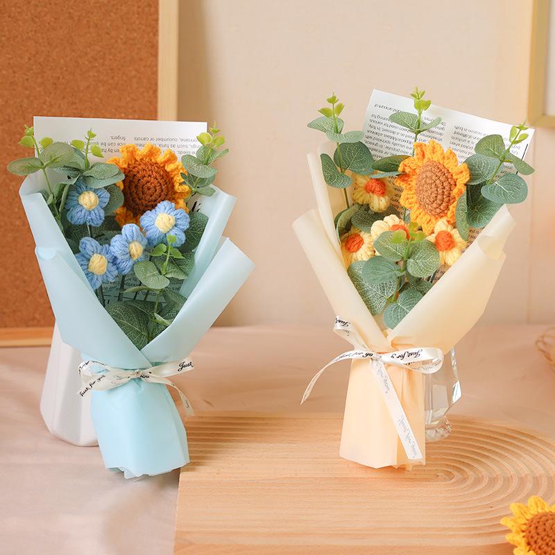 Букет ручной работы из вязаных подсолнухов и роз - подарок на День учителя и выпускной