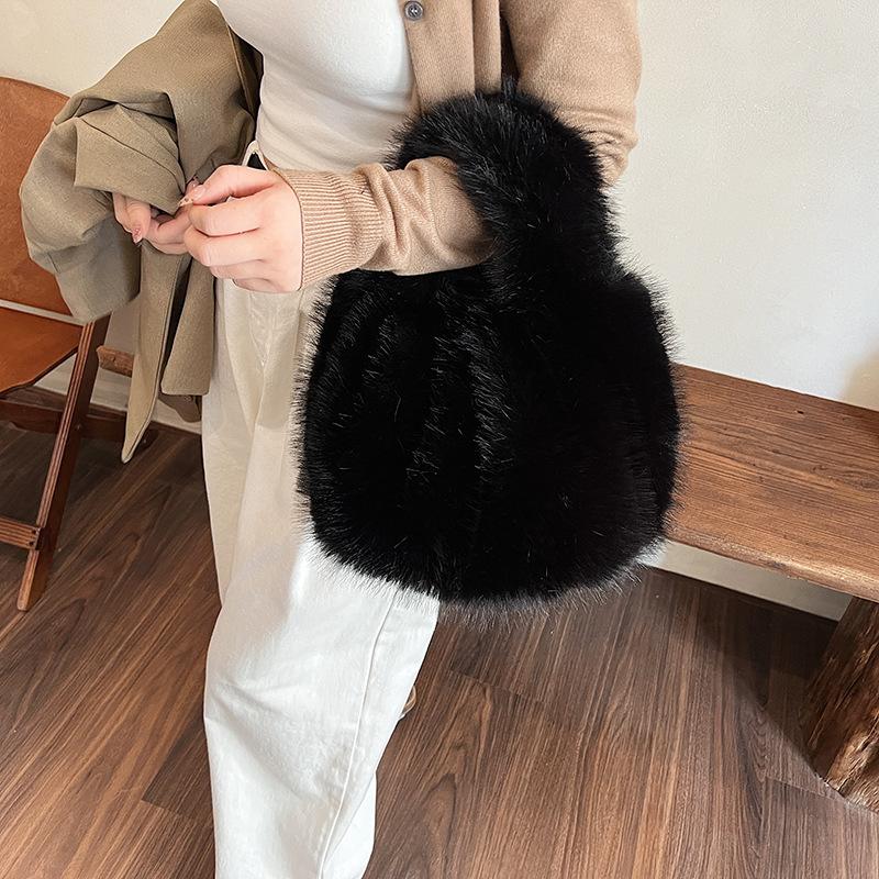 2025 new hair bag women's imitation fox hair pleated soft hand bag large capacity handbag plush bag