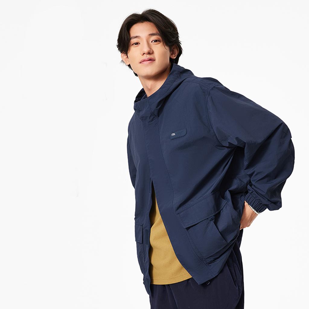 Li-Ning Водонепроницаемая свободная удобная ветровка на молнии с капюшоном мужская верхняя одежда темно-синего цвета AFDU537-5