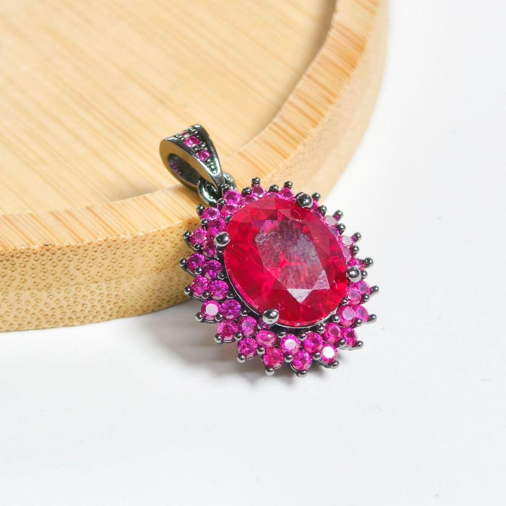 Gessen Jewelry: Новый набор с красной цирконией овальной огранки – Элегантные геометрические серьги-гвоздики, кольцо и кулон