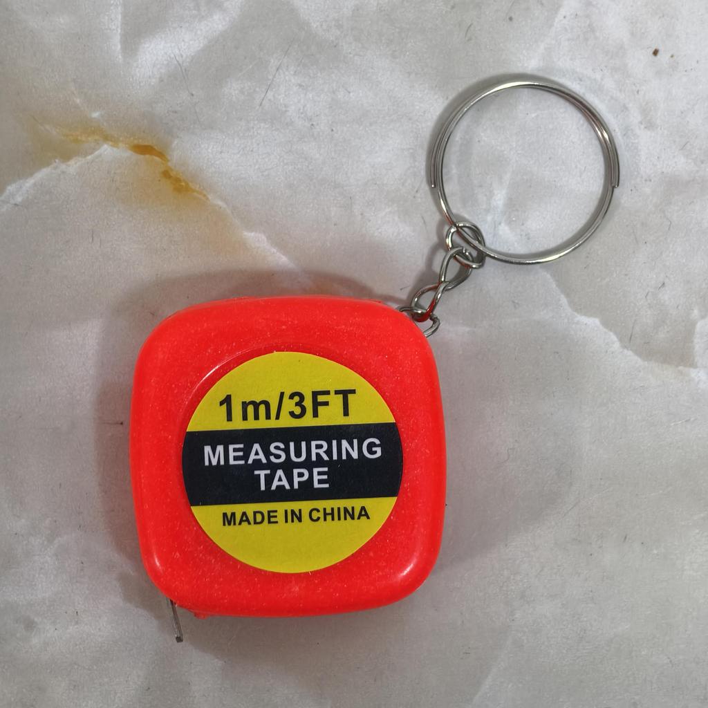 Маленькая измерительная лента, дешевая, удобная и легкая в переноске.