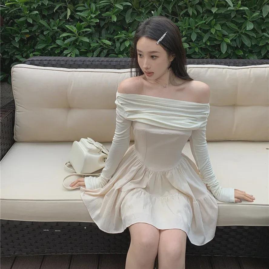 Модное черное плиссированное платье А-силуэта на одно плечо