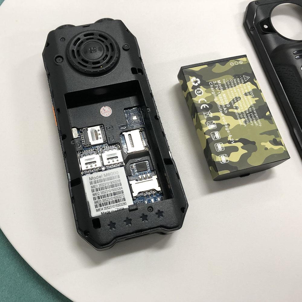 M6000 Кнопка мобильного телефона Экран 2,4 дюйма Большой динамик 2400 мАч Двойной фонарик Камера FM Четыре карты 2G Функциональный телефон