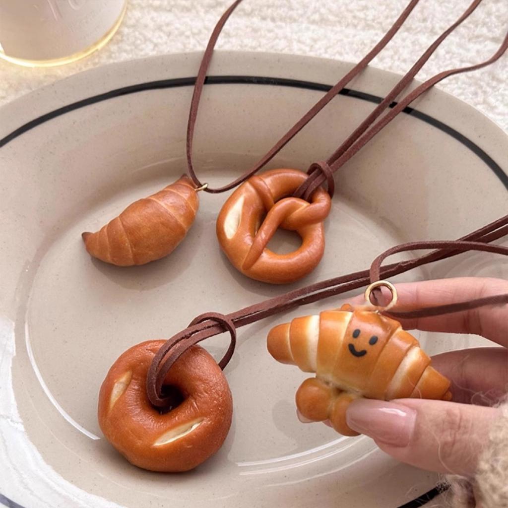 Многофункциональное художественное ожерелье с подвеской в виде хлеба, украшенное миниатюрами в виде венка и улыбающегося кренделя, модный аксессуар