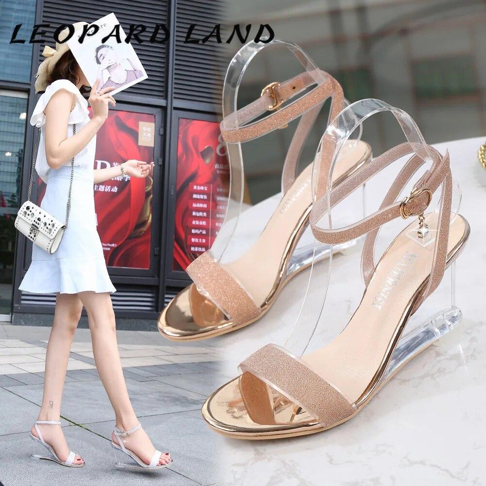 2024 новый дизайн, женские босоножки на танкетке с кристаллами на каблуке 8 см, летние модные сандалии с открытым носком и пряжкой, пикантная мода