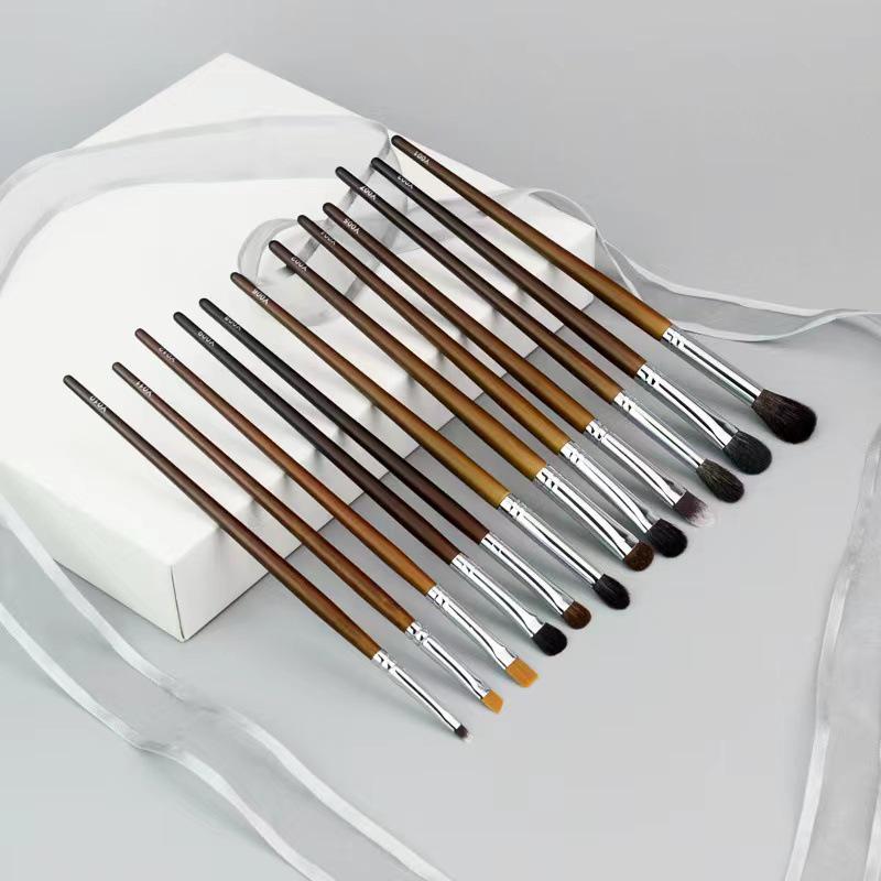 Скошенная кисть для макияжа из шерсти животных для теней, растушевки, консилера и нанесения на губы и брови.