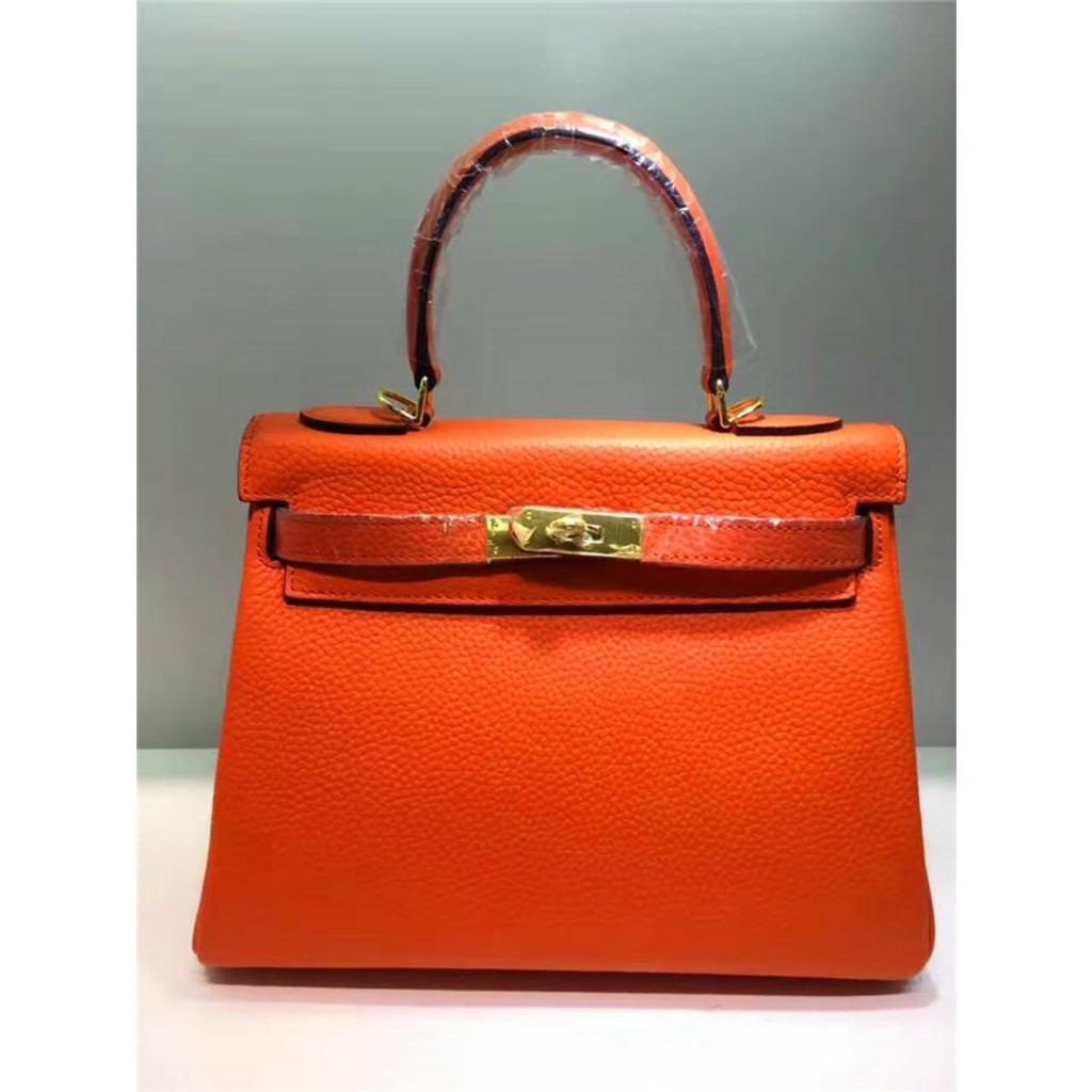 Келли обертывает верхний слой модной сумки-тоут из фактурной коровьей кожи, которую можно носить на плече или через плечо