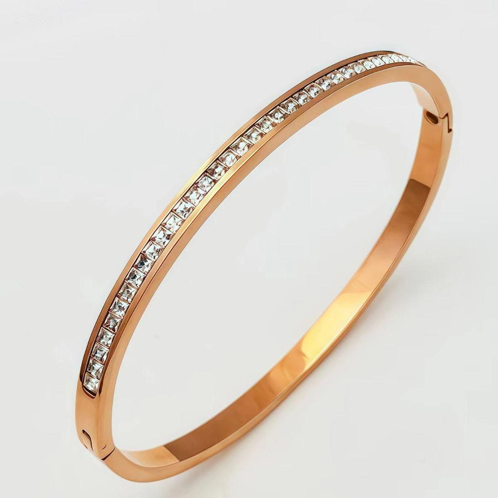 New Heart-Shaped Stainless Steel Bracelet: Elegant, Stylish & Non-Fading Wristband for Girls