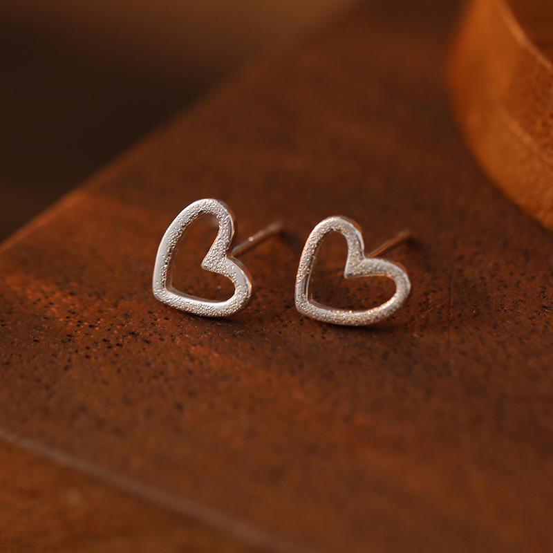 Серьги Banyan Tree S925 из матового серебра в форме сердечка — простой корейский стиль для повседневного ношения.