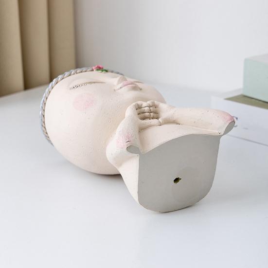 Суккулентный горшок Маленькая девочка с закрытыми глазами и жестом сердца Отверстие для дренажа Лицо