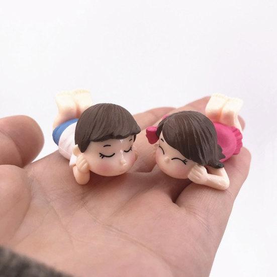2Pcs Cute Lovers Boy Girl Lying On Front Miniature Garden Bonsai Dollhouse Decor