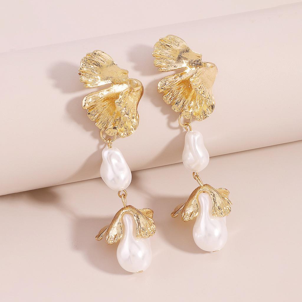 Серьги с жемчугом особой формы. Металлические серьги с листьями ветра. Преувеличенные серьги в стиле хипстер. Геометрические серьги неправильной формы.