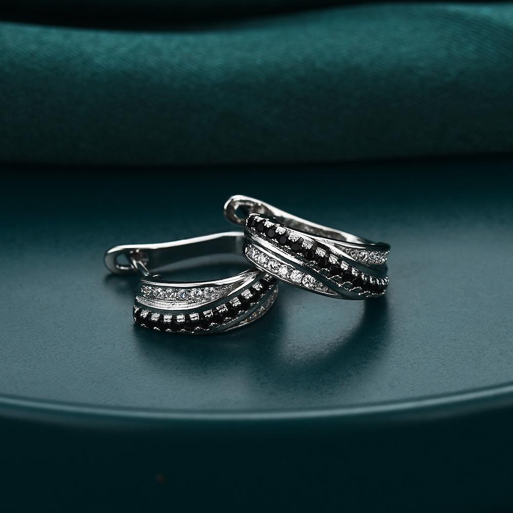 Ювелирные изделия в виде сережек-колец с черным камнем