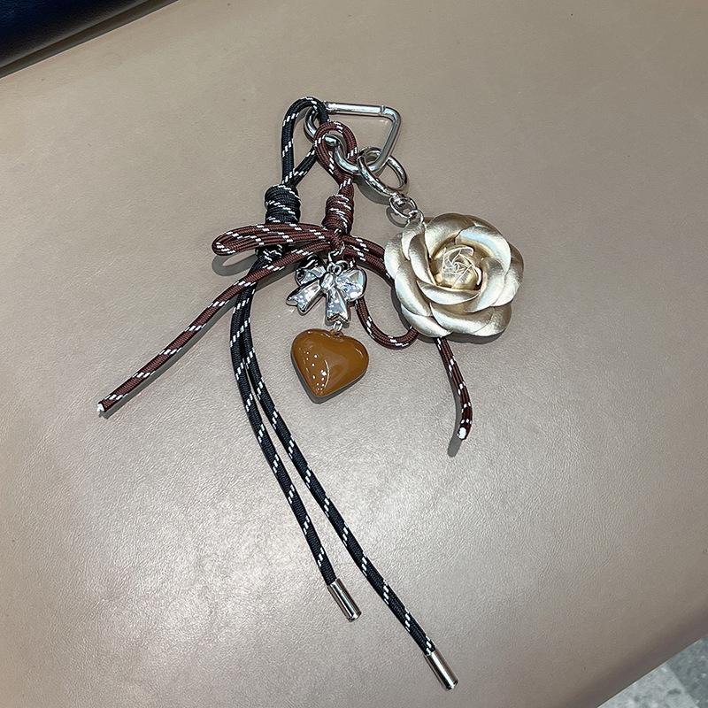 Брелок-шарм в корейском стиле в виде сплетенного вручную сердца с камелией