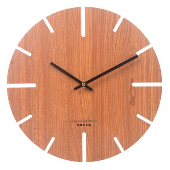 European Vintage Wall Clock for Living Room, Simple European Style Solid Wood Silent Creative Boutique Coffee Shop Wall Clock