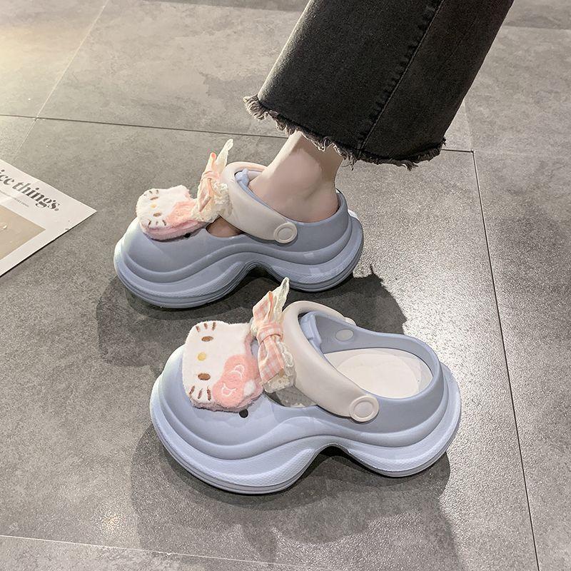 Милые девичьи студенческие пляжные крутые шлепанцы 2025 лето супер огонь милые шлепанцы с закрытым носком hello kitty дырочные туфли женские