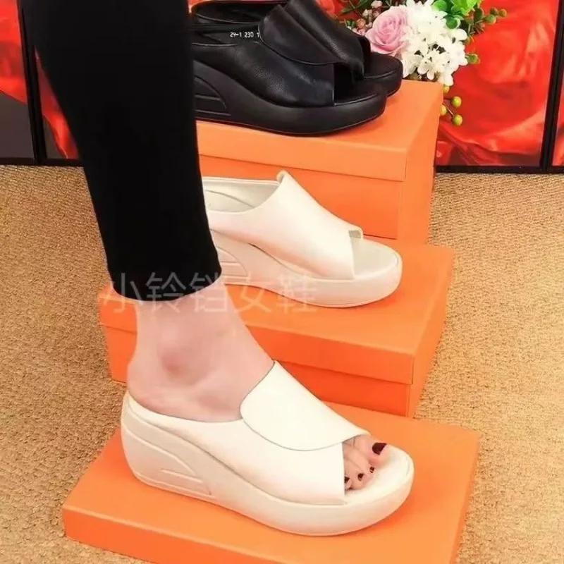 Летние Новые С Открытым Носком Сексуальные Однотонные На Толстой Подошве На Танкетке Шлепанцы для Женщин Для Улицы Удобная Женская Обувь