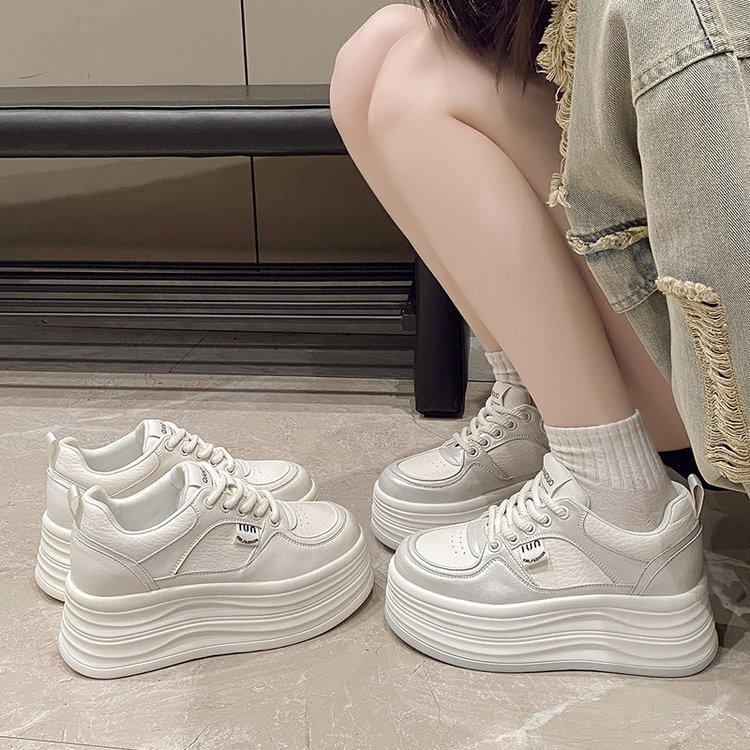 Маленькие белые туфли на толстой подошве для женщин и невысоких мужчин, новая весенняя универсальная обувь на шнуровке 2025 года для студенток, позволяющая увеличить их рост и