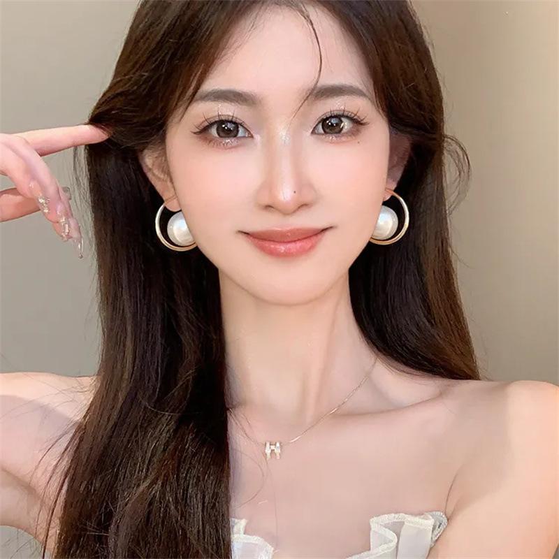 1 пара серег-пуссет с имитацией крупных жемчужин для женщин, нишевый дизайн, продвинутый стиль, новые серьги в иностранном стиле.