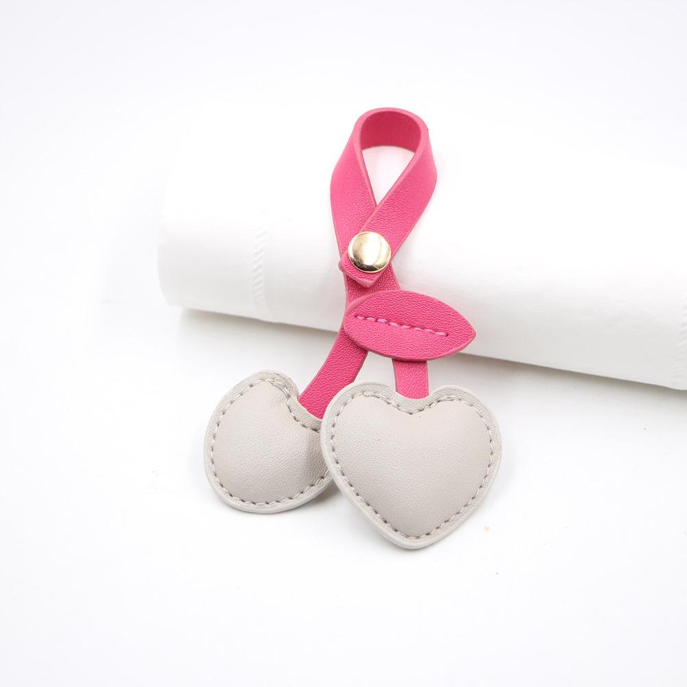 Европейская и американская пасторальная кожаная сумка «Вишня» с ретро кулоном-брелоком