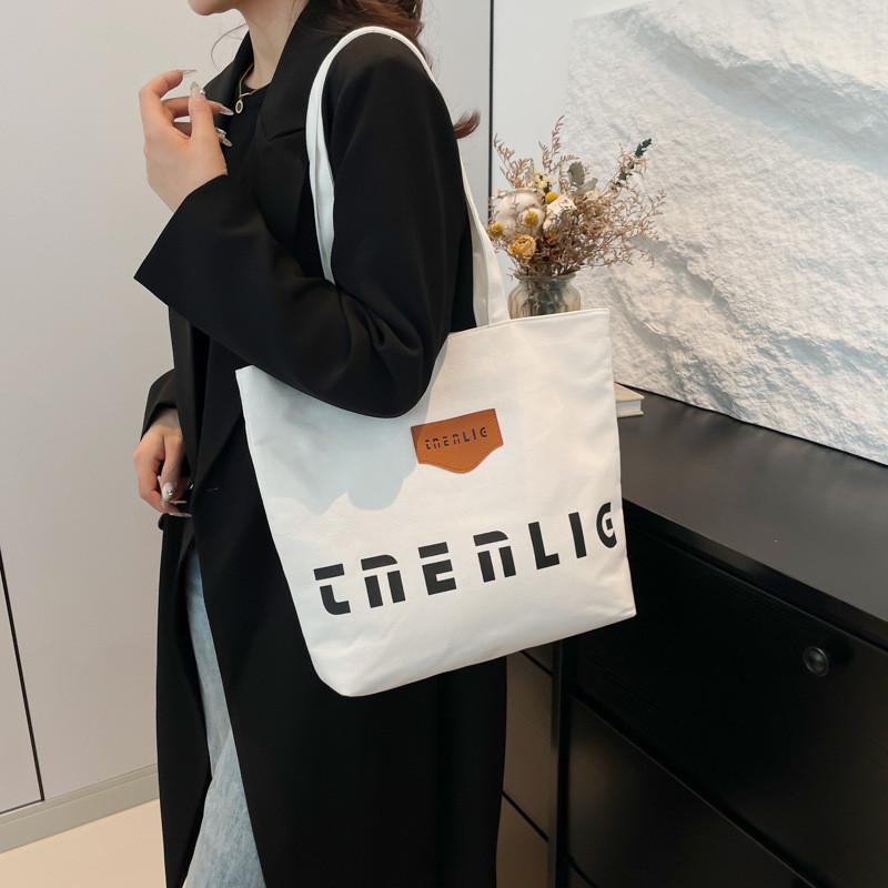 Large Capacity Fashionable Tote Bag For Women Ideal For Autumn Winter Casual Use