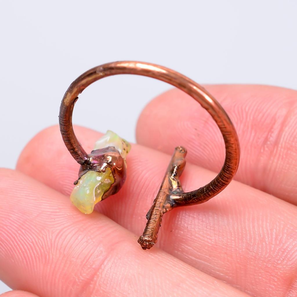 Изысканное кольцо-обещание из меди с гальваническим покрытием, украшенное драгоценным камнем эфиопским опалом и выполненное в стиле бесконечности. Ювелирное изделие V-56