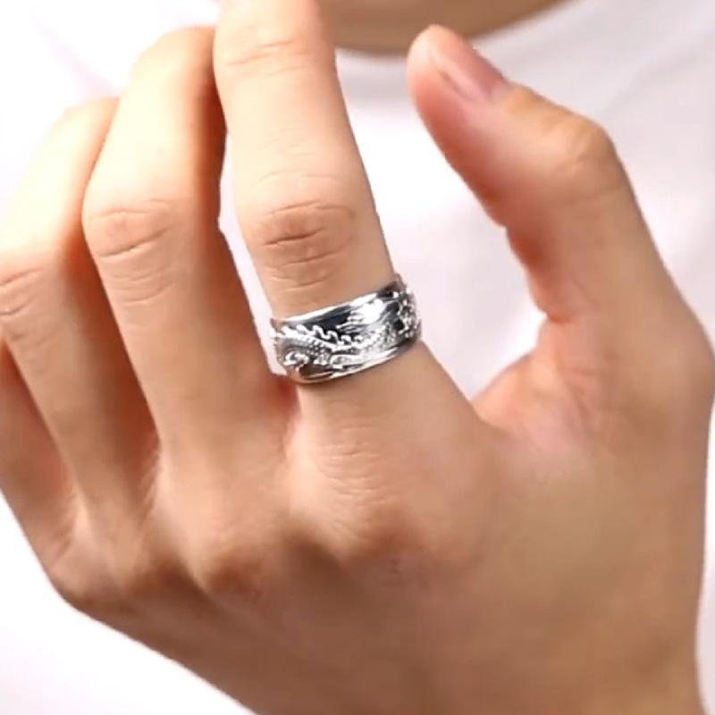 Стильное мужское кольцо с серебряным летящим драконом, играющим с бусинами, открытое кольцо на указательный палец с рельефным рисунком дракона, мужское кольцо для обозначения успешного статуса