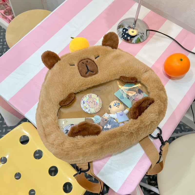 Милая мультяшная капибара с прозрачным слоем может держать значок, рюкзак, плюш