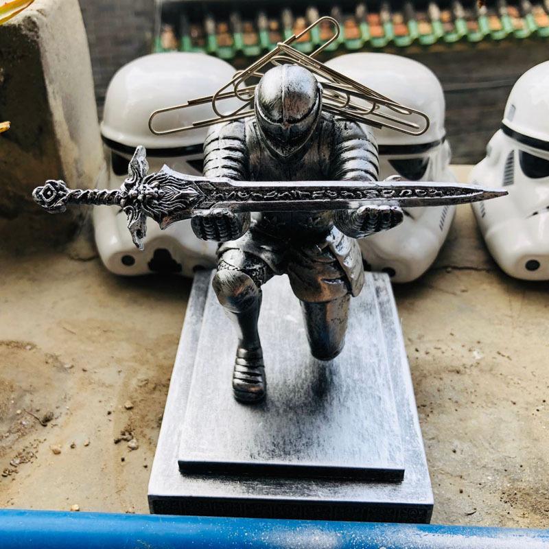 Лидер продаж, держатель для ручек в стиле рыцаря с мечом 15*10*15 см, канцелярские принадлежности для доспехов рыцаря, средневековый тематический декор из смолы для офиса