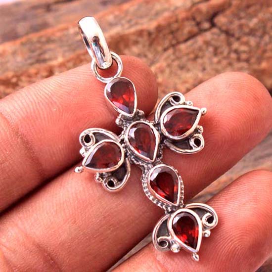 Подвеска Рейки, Подвеска-крест с драгоценным камнем из красного граната Ap6147