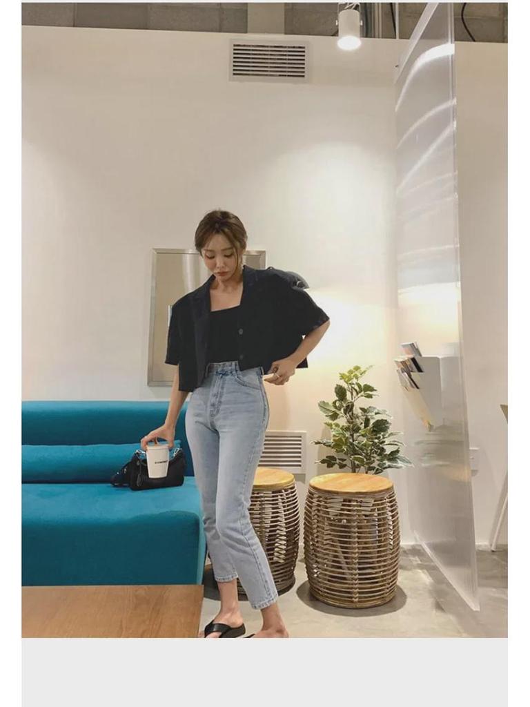 Женская узкая майка с квадратным воротником на раннюю осень - универсальный топ в корейском стиле