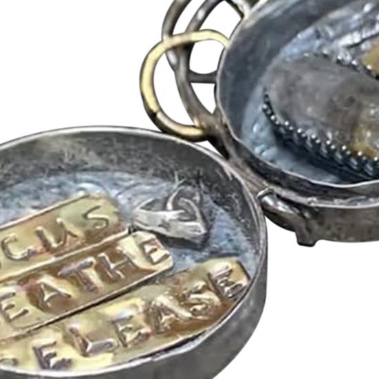 Серебряная шкатулка с заклинаниями в виде тройной луны и энергетическим амулетом из кристаллов дерева, портативный медальон с заклинаниями для медитации, подарок духовным искателям