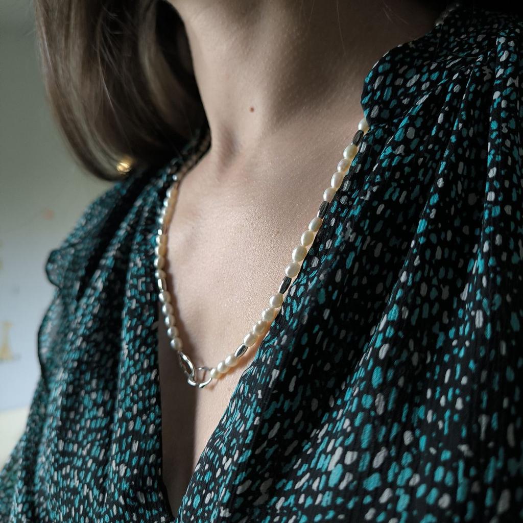 Серебряное колье с натуральным жемчугом барочным, вес изделия 13,1 гр (2184997)