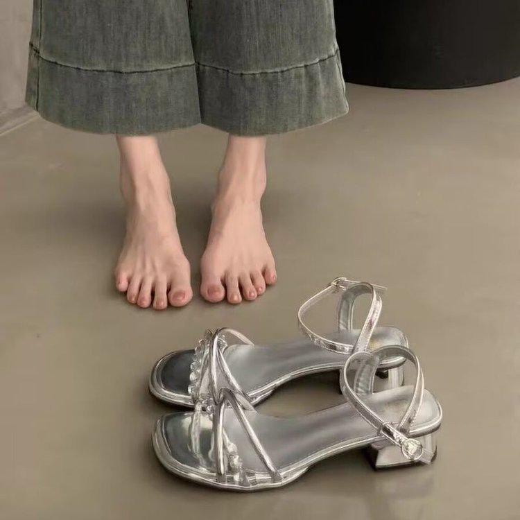 Французские босоножки на толстом каблуке для девочки 2025 новая летняя мода стразы фея с юбкой темперамент с крутыми шлепанцами