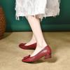 Мягкая кожа одинарная обувь женская с мелким вырезом заостренный толстый каблук женская обувь 2025 новая универсальная обувь для мамы осенние маленькие кожаные туфли тренд